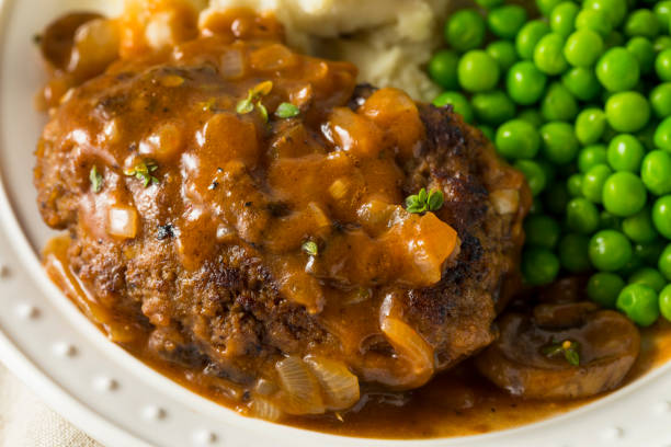 домашние соленые стейки солсбери - salisbury steak стоковые фото и изображения