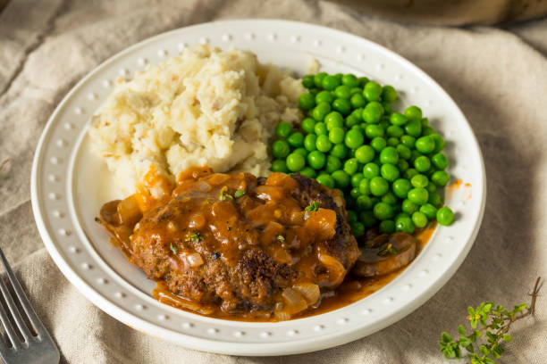 domowe słone steki salisbury - salisbury steak zdjęcia i obrazy z banku zdjęć