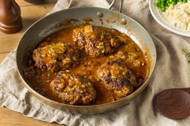 steaks de salisbury savoureux faits maison - salisbury steak photos et images de collection