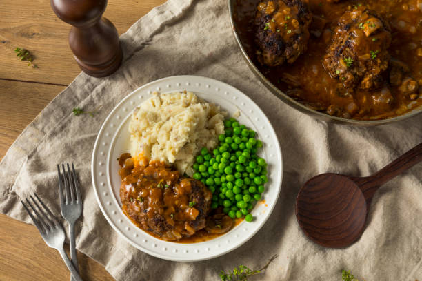 домашние соленые стейки солсбери - salisbury steak стоковые фото и изображения