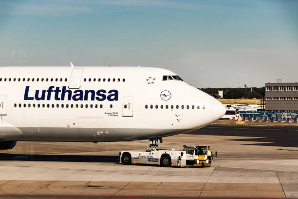 нажмите назад boing 747 lufthansa airlines. - leo стоковые фото и изображения