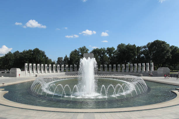 istock Cementerio World War 2 Memorial. Wasington DC 1011621284