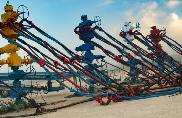 pozos de petróleo americano - wellhead fotografías e imágenes de stock