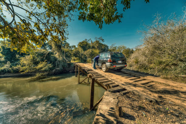 パラグアイの荒野の真ん中に大きな, 壊れそうな木製の橋に車の故障で観光。 - rickety ストックフォトと画像