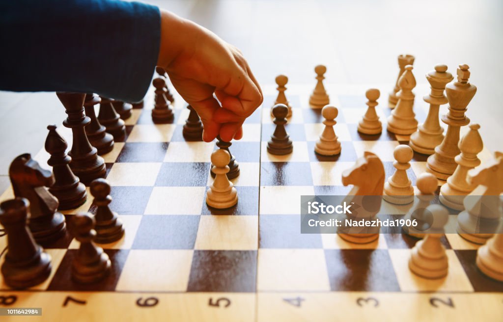 チェスを再生する学習の小さな男の子 - チェスのロイヤリティフリーストックフォト