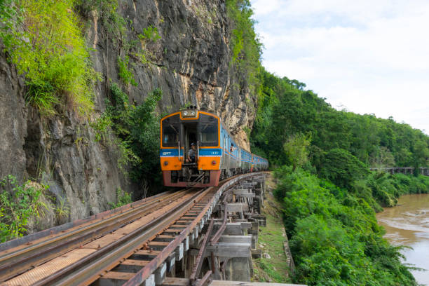 el tren viajan a través del famoso ferrocarril de la muerte en kanchanaburi, tailandia - kanchanaburi province fotos fotografías e imágenes de stock