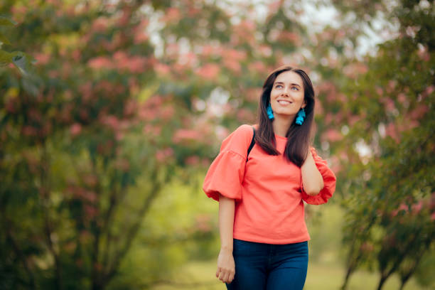 urocza dziewczyna z plecakiem na zewnątrz w parku - shirt women pink jeans zdjęcia i obrazy z banku zdjęć