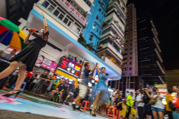 香港の旺角の歩行者ゾーンの大道芸 - kowloon peninsula audio ストックフォトと画像