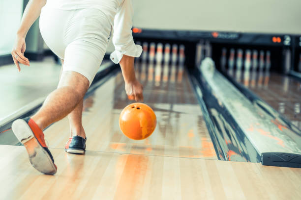 若い男は、ボーリングを再生します。 - bowling holding bowling ball hobbies ストックフォトと画像