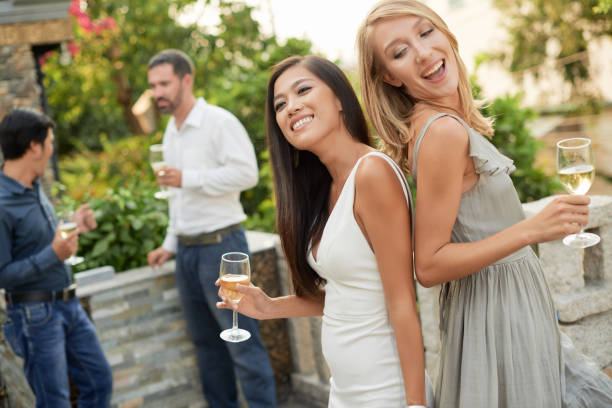 amigos disfrutando increíble partido - invitado de boda fotografías e imágenes de stock