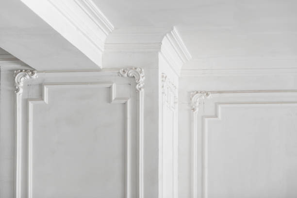plaster molding in the room unfinished plaster molding on the ceiling and columns. decorative gypsum finish. plasterboard and painting works moulding trim photos stock pictures, royalty-free photos & images