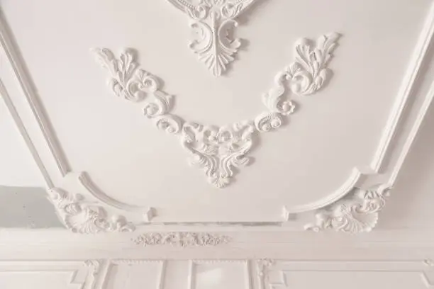 unfinished plaster molding on the ceiling. decorative gypsum finish. plasterboard and painting works