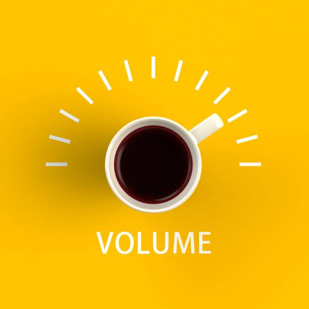 vue de dessus d’une tasse de café dans le formulaire de commande de volume isolé sur fond jaune, illustration de concept café, rendu 3d - fresh coffee audio photos et images de collection