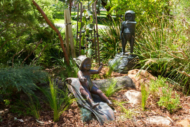 skulpturen von sekundären babys in stirling gardens in perth, australien - snugglepot stock-fotos und bilder