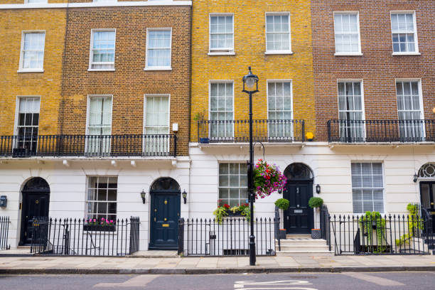 facciata di case di città residenziali georgiane realizzate in mattoni gialli e rossi in una lussuosa zona residenziale di west london. - marylebone foto e immagini stock