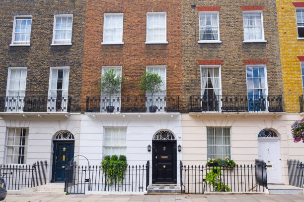 facciata di case di città residenziali georgiane realizzate in mattoni gialli e rossi in una lussuosa zona residenziale di west london. - london england sash window house georgian style foto e immagini stock