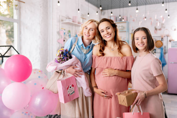 tre donne attraenti che parlano della futura genitorialità - gift mother women baby shower foto e immagini stock