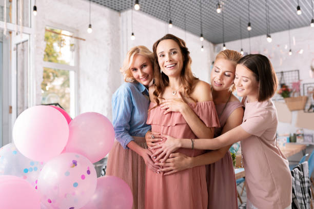 sorridente donna incinta sentirsi sorpreso vedendo così tanti regali - gift mother women baby shower foto e immagini stock