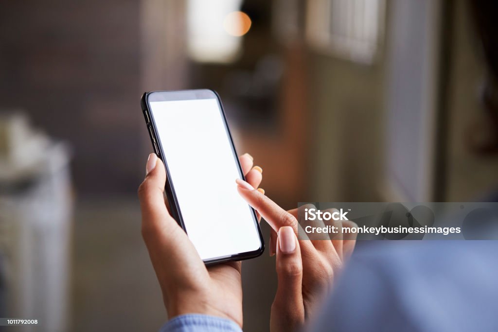 Cerca de manos womanÕs smartphone con pantalla táctil - Foto de stock de Mano libre de derechos