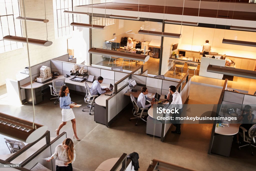 Vue d’un bureau occupé à aire ouverte - Photo de Bureau - Lieu de travail libre de droits