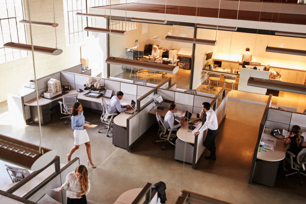 忙しいオープン プラン オフィスの立面図 - office furniture open plan desk ストックフォトと画像