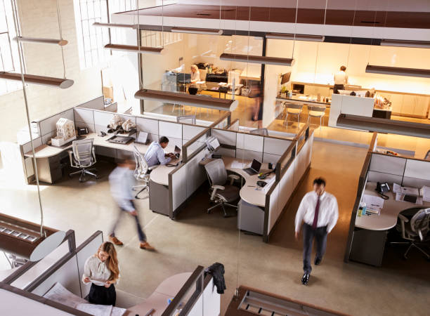 повышенный взгляд на сотрудников, работающих в занятом офисе открытого плана - people motion walking blurred motion стоковые фото и изображения