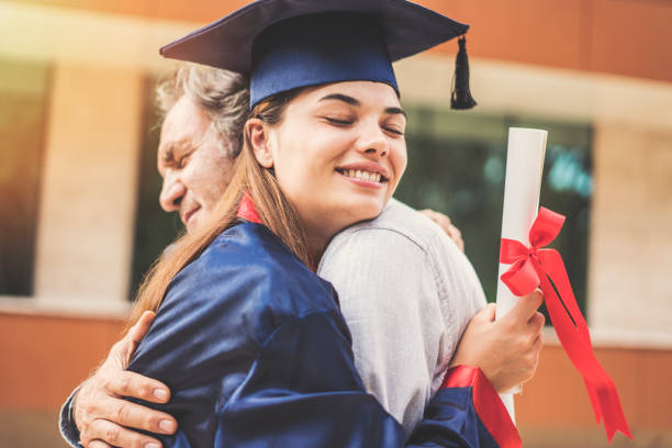 estudante graduado com o pai dela - mortar board child female people - fotografias e filmes do acervo