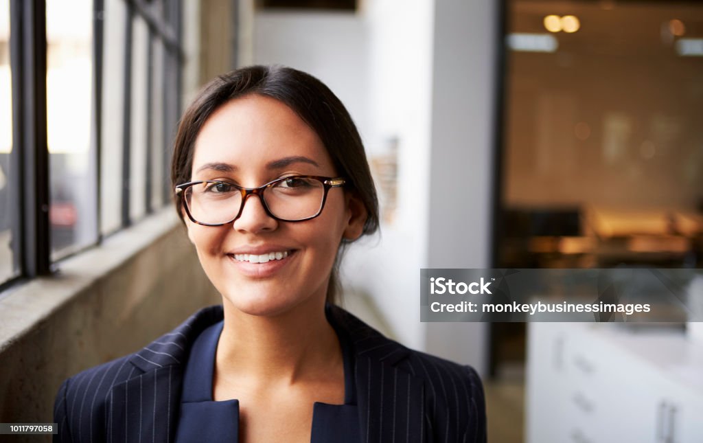 Młoda mieszana bizneswoman wyścigowa w okularach, z bliska - Zbiór zdjęć royalty-free (Młody dorosły)