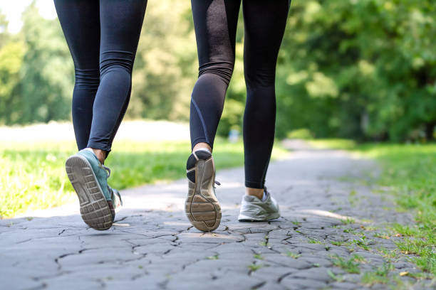 kobiece stopy do biegania w butach sportowych - foot walk zdjęcia i obrazy z banku zdjęć