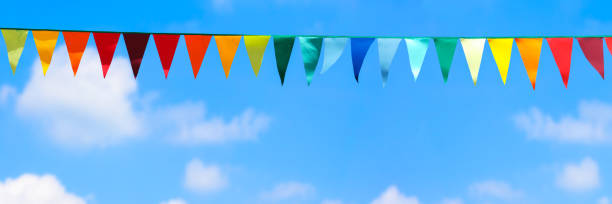 dekorative sommer hintergrund panorama - flag pennant party carnival stock-fotos und bilder
