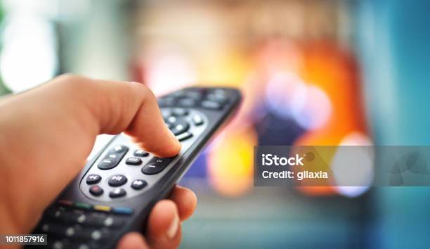 Photo libre de droit de Regarder La Télévision Pov banque d'images et plus d'images libres de droit de Télévision - Télévision, Télécommande, Industrie de la télévision