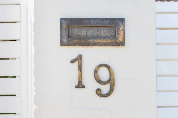 nahaufnahme von metallischen hausnummer "19" - faded close up horizontal outdoors stock-fotos und bilder