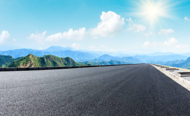 istock Empty asphalt road and beautiful mountain scenery 1011864478