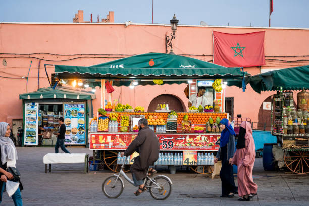 fruits seller on moroccan market square jamaa el fna in marrakesh medina quarter - djemma el fna square imagens e fotografias de stock