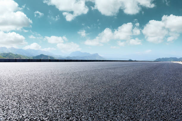 istock Empty asphalt road and beautiful mountain scenery 1011867302