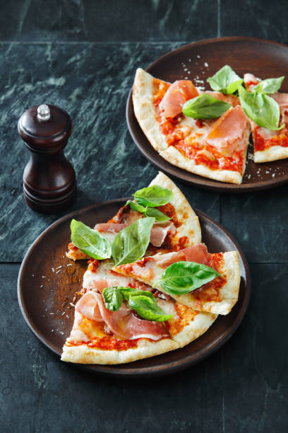 pizza con prosciutto, oliva e rucola - stone leek foto e immagini stock