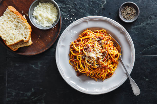 boloñesa de tradicional comida italiana spaghetti alla - salsa de carne fotografías e imágenes de stock