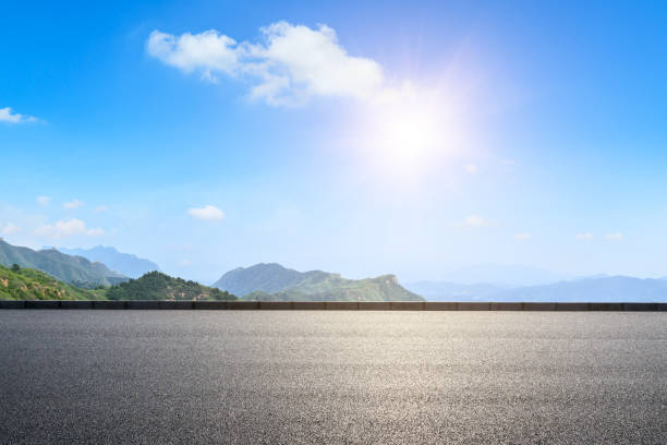 empty asphalt road and beautiful mountain scenery - car horizon over land driving street imagens e fotografias de stock