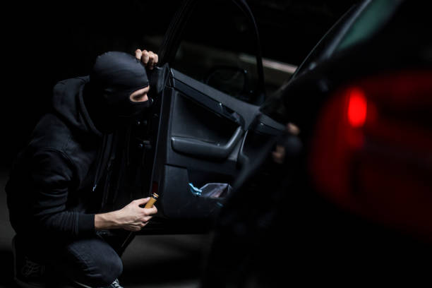 угонщик автомобилей - car stealing thief car thief стоковые фото и изображения