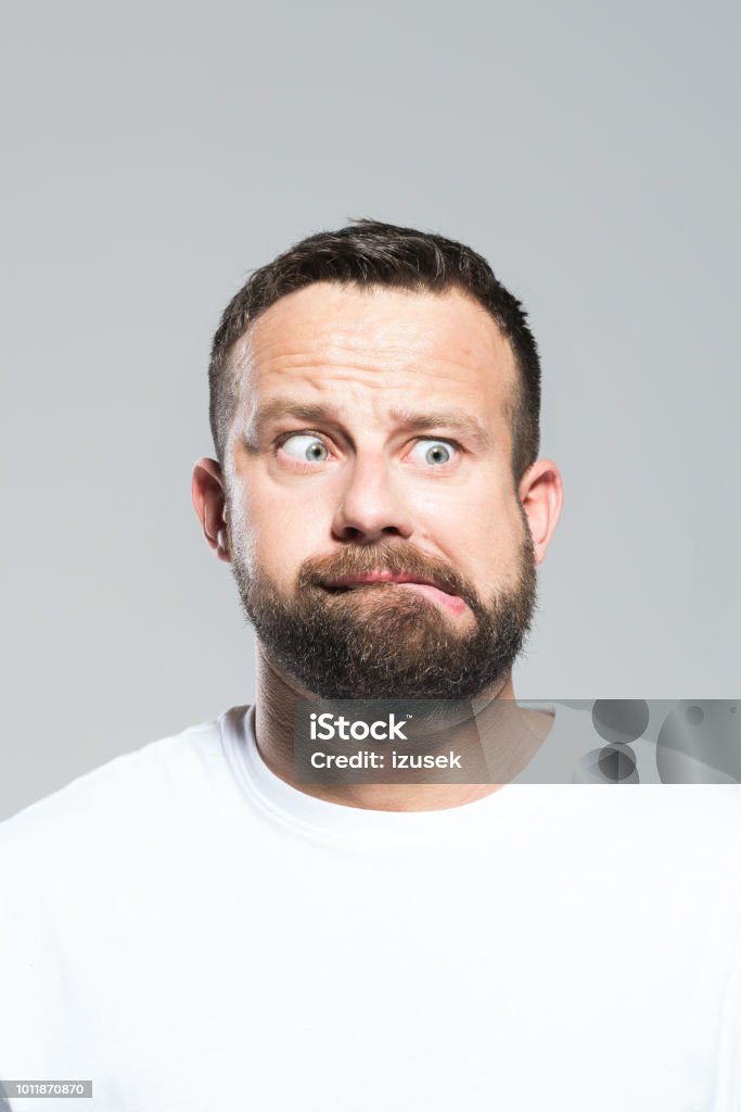 Kopfschuss schockiert bärtigen Jüngling, grauen Hintergrund - Lizenzfrei Humor Stock-Foto