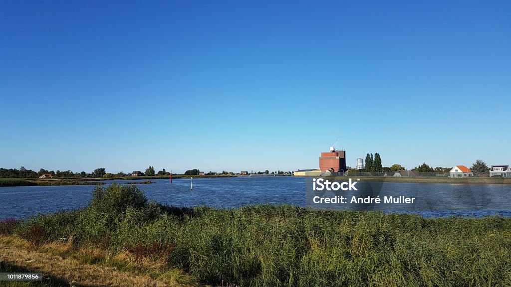 赤ブイ Hollandsche 青空とオランダのアイセル川の水に オランダのストックフォトや画像を多数ご用意 オランダ, ブイ