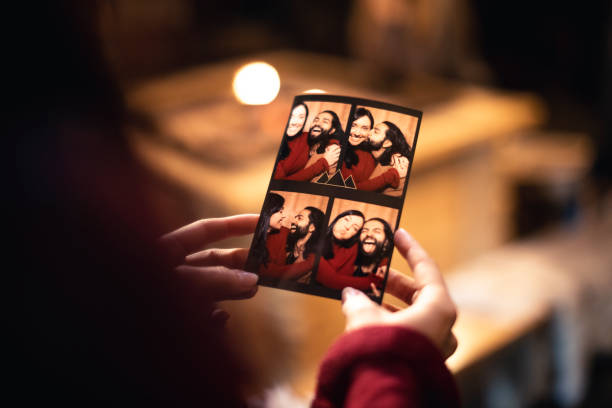 milující pár ve fotokoutku obrázek - zima fotky - stock snímky, obrázky a fotky