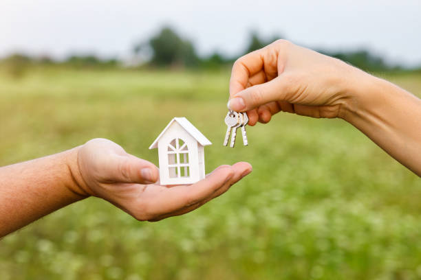 istock Hand passes the keys to the house . 1011893222