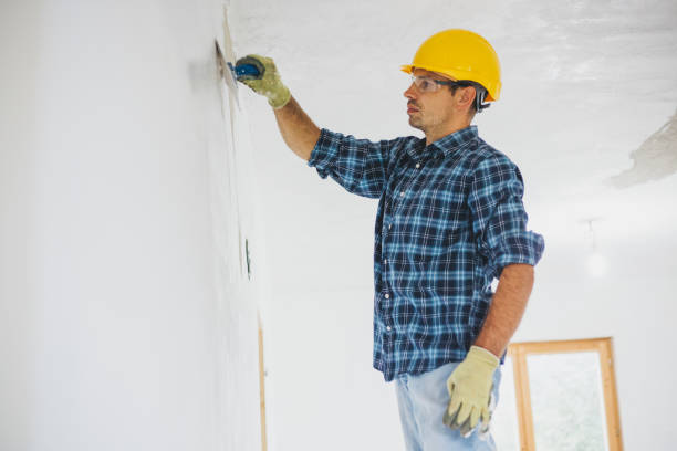 istock Young man finishing a drywall at home 1011905344