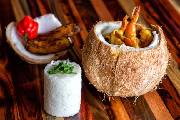 煮蝦在椰子碗, 白米, 香菜, 朋友芭蕉和紅色哈瓦那人烤箱木質地 - 伯利茲 個照片及圖片檔