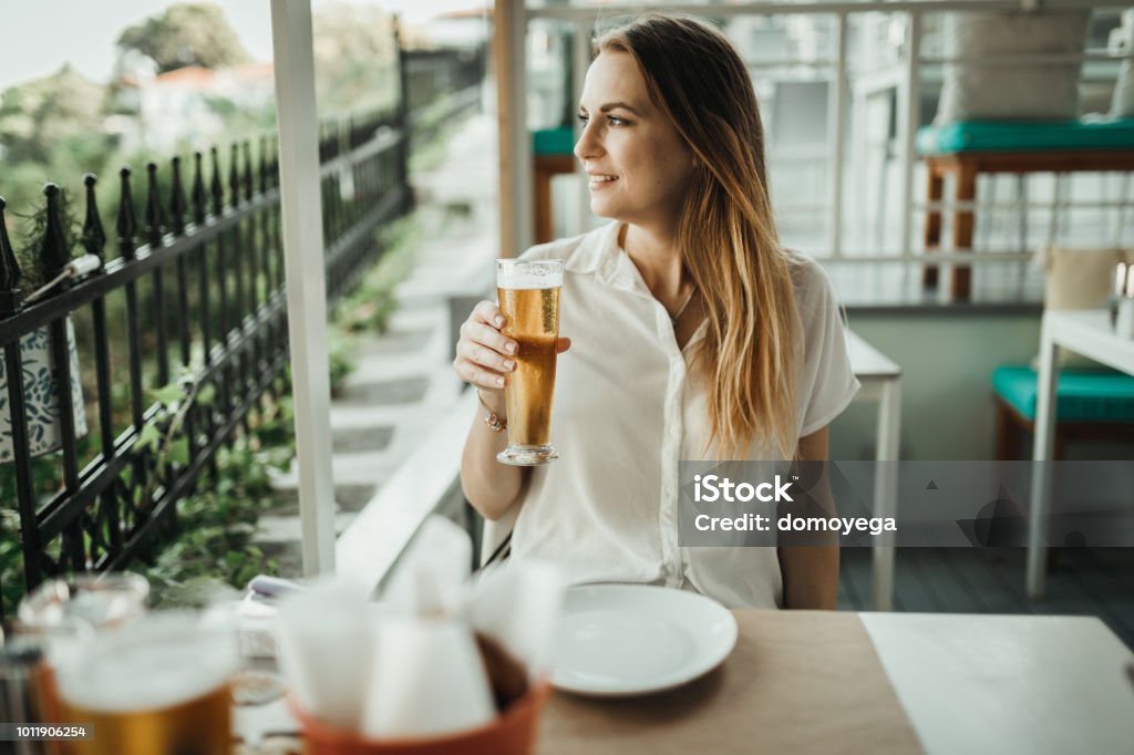 Người Phụ Nữ Xinh Đẹp Ngồi Trong Nhà Hàng Uống Bia Và Ngắm Cảnh ...