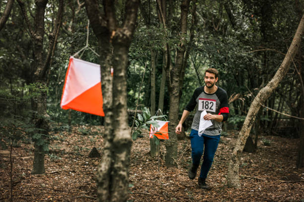 야외 오리 엔 티어 링 체크 포인트 활동 - orienteering 뉴스 사진 이미지