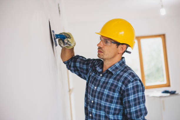 istock Young man finishing a drywall at home 1011910908