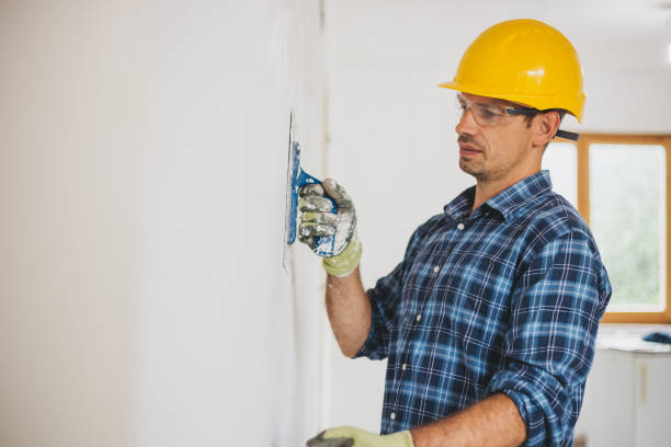 istock Young man finishing a drywall at home 1011910910