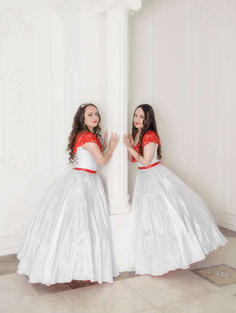 Dos Hermosa Mujer En Blancos Y Rojos Medievales Vestidos Con Crinolina Foto de stock y más banco de imágenes de Miriñaque - iStock Dos Hermosa Mujer En Blancos Y Rojos Medievales Vestidos Con Crinolina Foto de stock y más banco de imágenes de Miriñaque - iStock